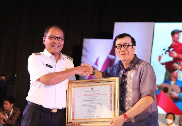 Danny Pomanto Raih Penghargaan dari Kemenkumham RI, Kontribusi Terbesar Permohonan KI – MakassarKota