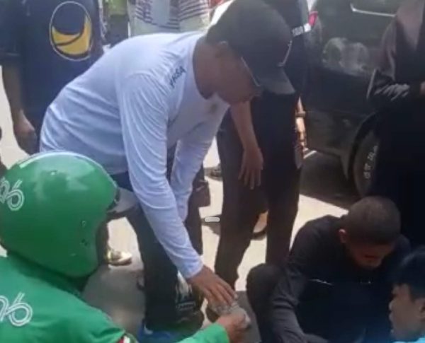 Danny Spontan Bantu Korban Kecelakaan di Jalan Arief Rate – MakassarKota