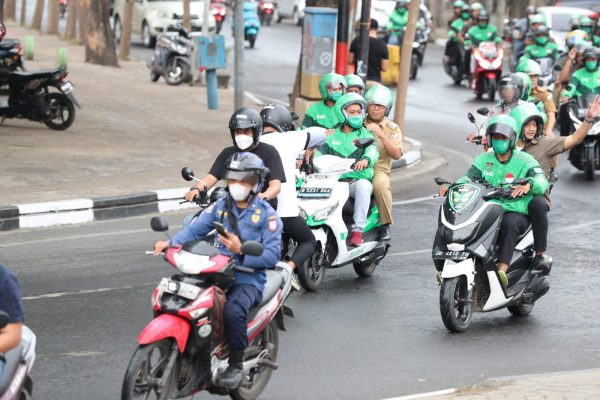 Menggunakan Ojol Grab Menuju Lokasi Kegiatan, Wali Kota Makassar Terobos Hujan Menggunakan Motor – MakassarKota