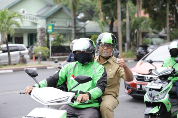 Pesan Khusus Lewat Aplikasi, Danny Pomanto Diantar Pakai Motor Listrik ke Balai Kota Saat Ojol Day – MakassarKota