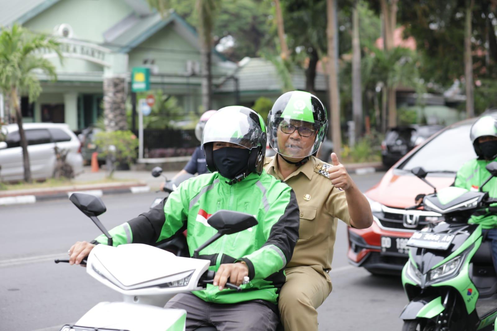 Pesan Khusus Lewat Aplikasi, Danny Pomanto Diantar Pakai Motor Listrik ke Balai Kota Saat Ojol Day – MakassarKota