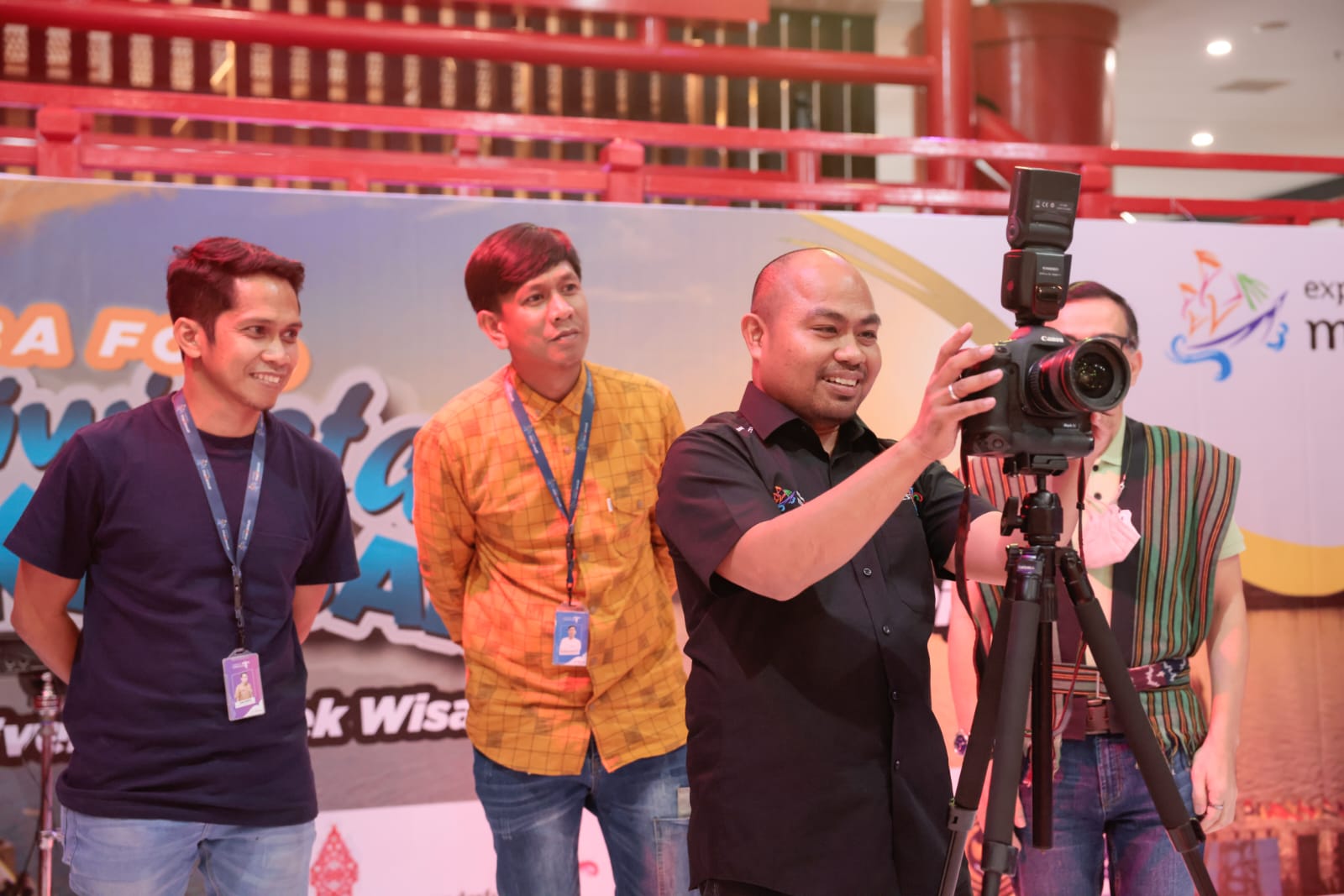 Kembangkan Minat dan Bakat Pelaku Ekonomi Kreatif dalam Lomba Foto Pariwisata Kota Makassar 2022