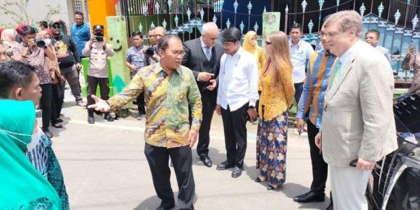 Bawa Tamu Mancanegara, Danny Pomanto Tunjukkan Partisipasi Warga di Longwis – MakassarKota