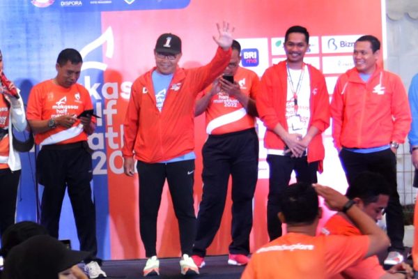 Danny Pomanto Lepas Ribuan Peserta Makassar Half Marathon 2022 – MakassarKota