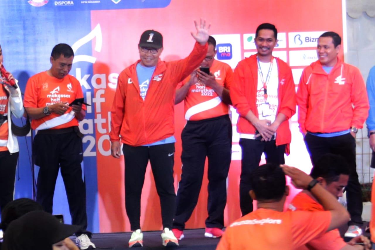 Danny Pomanto Lepas Ribuan Peserta Makassar Half Marathon 2022 – MakassarKota