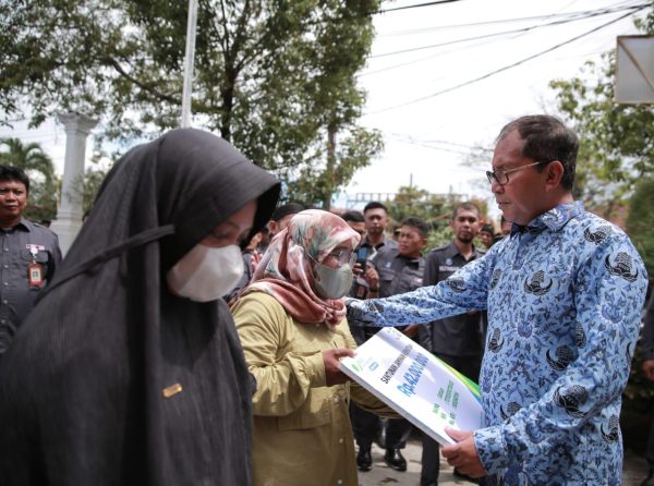 Danny Pomanto Serahkan Santunan Jaminan Kematian ke Ahli Waris Jukir Perumda Parkir – MakassarKota