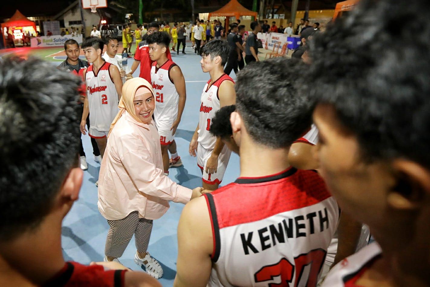 Ketua Perbasi Kota Makassar Indira Yusuf Ismail Semangati Tim Bola Basket Makassar – MakassarKota