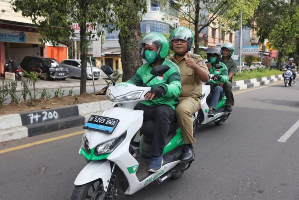 Pekan Keenam Ojol Day, Danny Pomanto Naik Grab Menuju Dukcapil – MakassarKota
