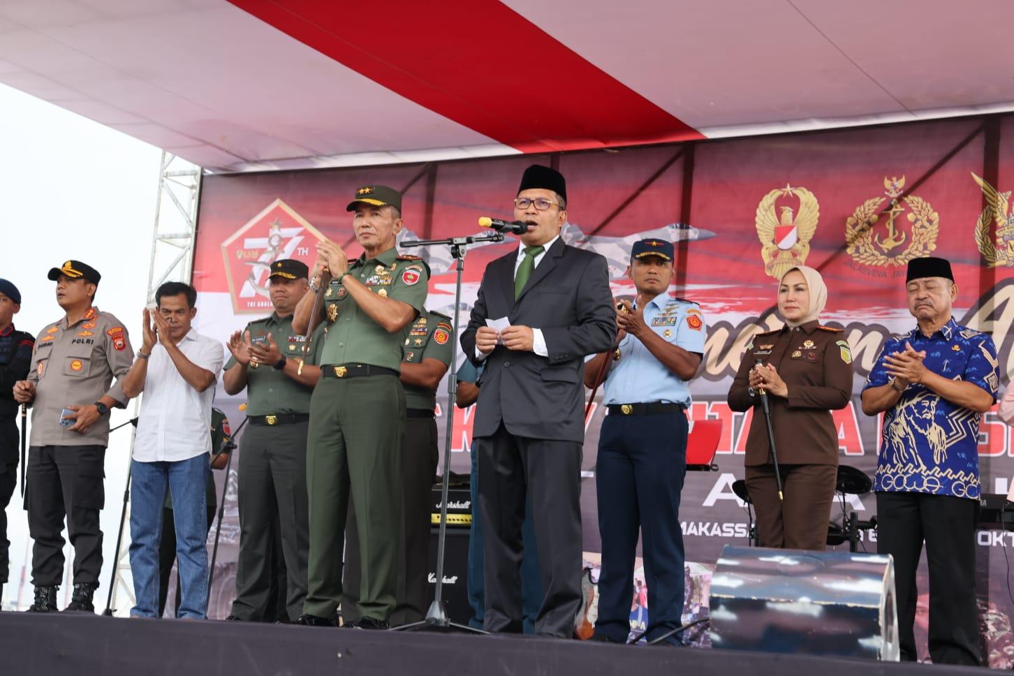 Wali Kota Makassar Bersama Pangdam XIV/Hasanuddin Buka Pameran Alutsista TNI – MakassarKota