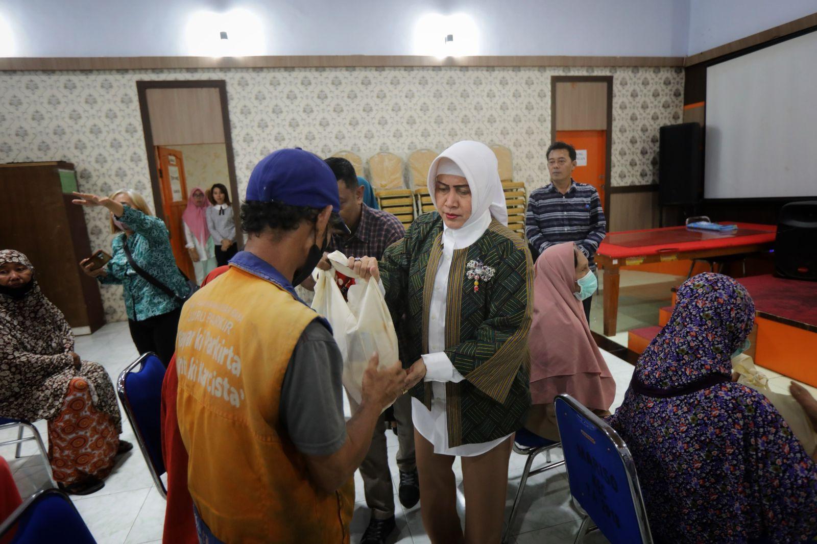 Cuaca Ekstrem, Ketua TP PKK Kota Makassar Berbagi Sembako – MakassarKota