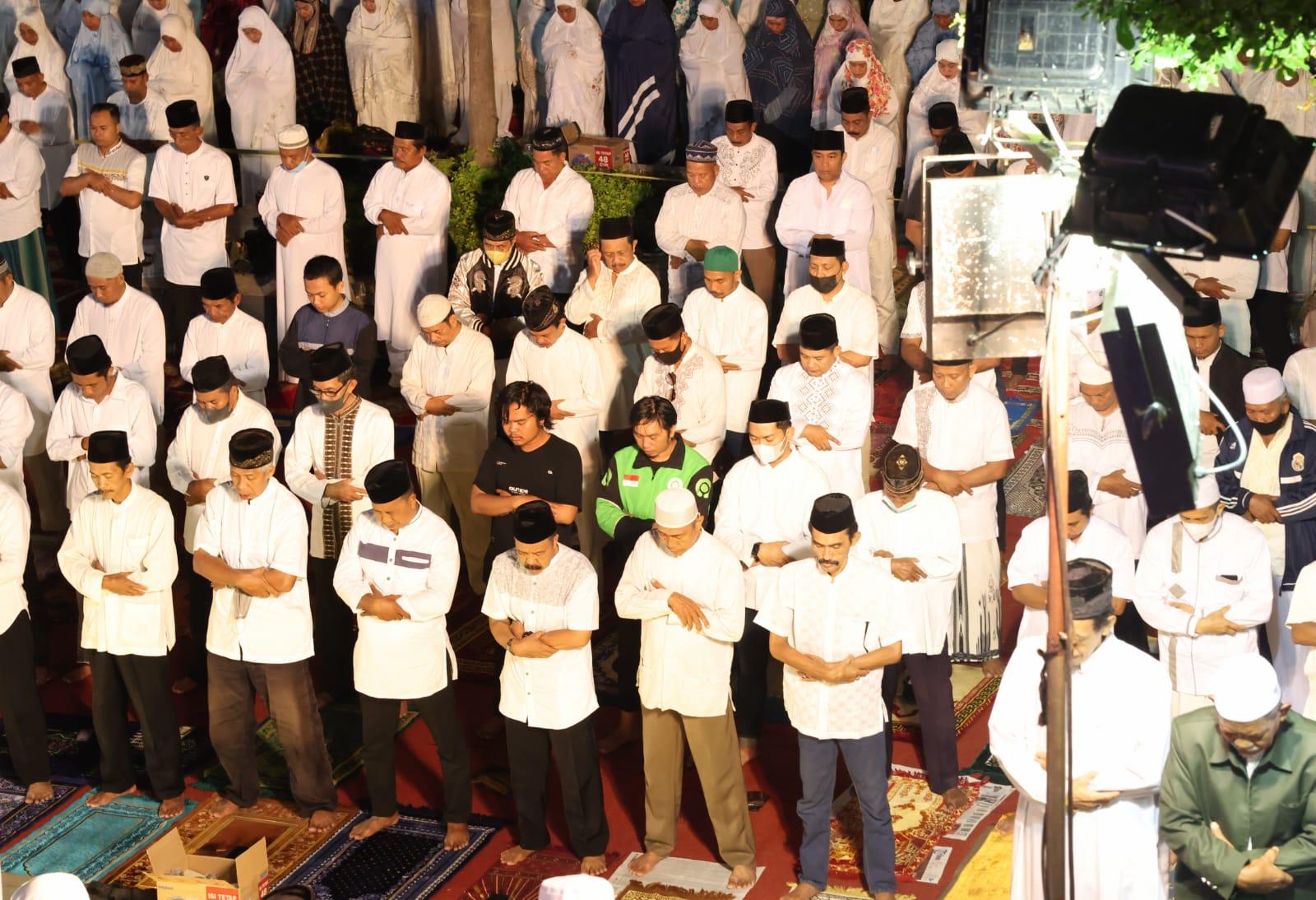 Driver Ojol Ikut Serta Hadiri Shalat Subuh Berjamaah, Doakan Kota Makassar – MakassarKota