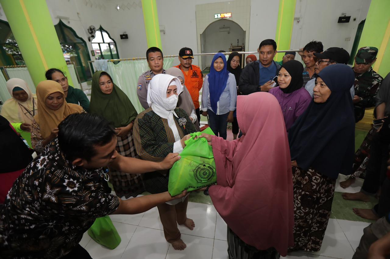 Ketua TP PKK Kota Makassar Kunjungi Korban Terdampak Banjir di Manggala – MakassarKota