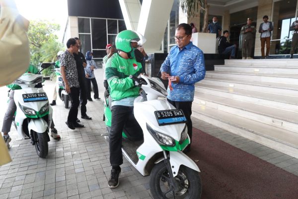 Konsisten Menggunakan Ojol, Danny Naik Grab Menuju Lokasi Rakernis – MakassarKota