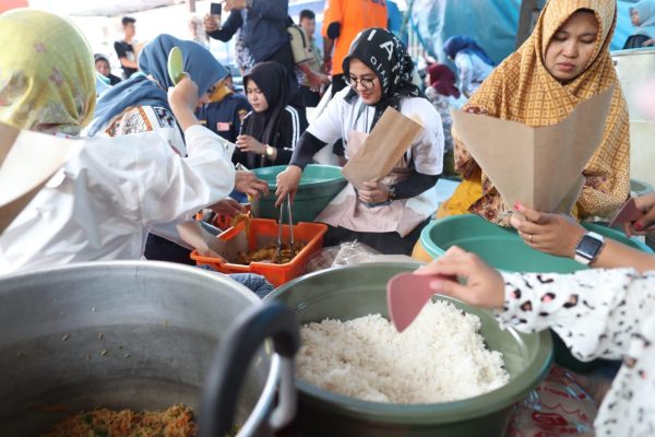 Bersama Srikandi Pemkot Makassar, Indira – Fatma Masak 600 Paket Makanan untuk Pengungsi Banjir di Katimbang – MakassarKota