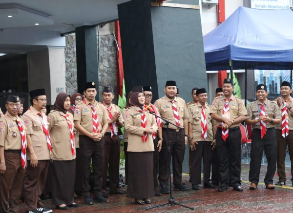 Diguyur Hujan, Fatmawati Rusdi Semangati Peserta Lomba LT II Kwartir Cabang Panakkukang – MakassarKota