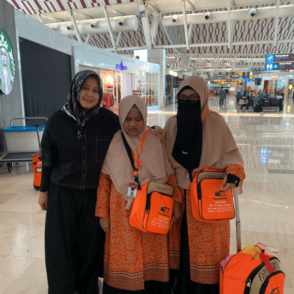 Fatmawati Rusdi Berangkatkan Umrah Qoriah Tunanetra Asal Kabupaten Sidrap – MakassarKota