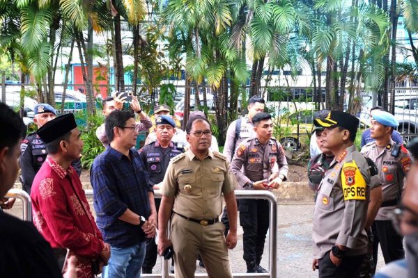 Jelang Misa Malam Natal, Danny Pomanto Bersama Forkopimda Kota Makassar Pantau Pengamanan Gereja – MakassarKota