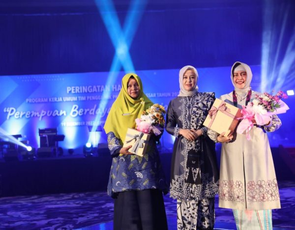 Peringatan Hari Ibu, TP PKK Kota Makassar Serahkan Bantuan Bagi Anak Stunting – MakassarKota