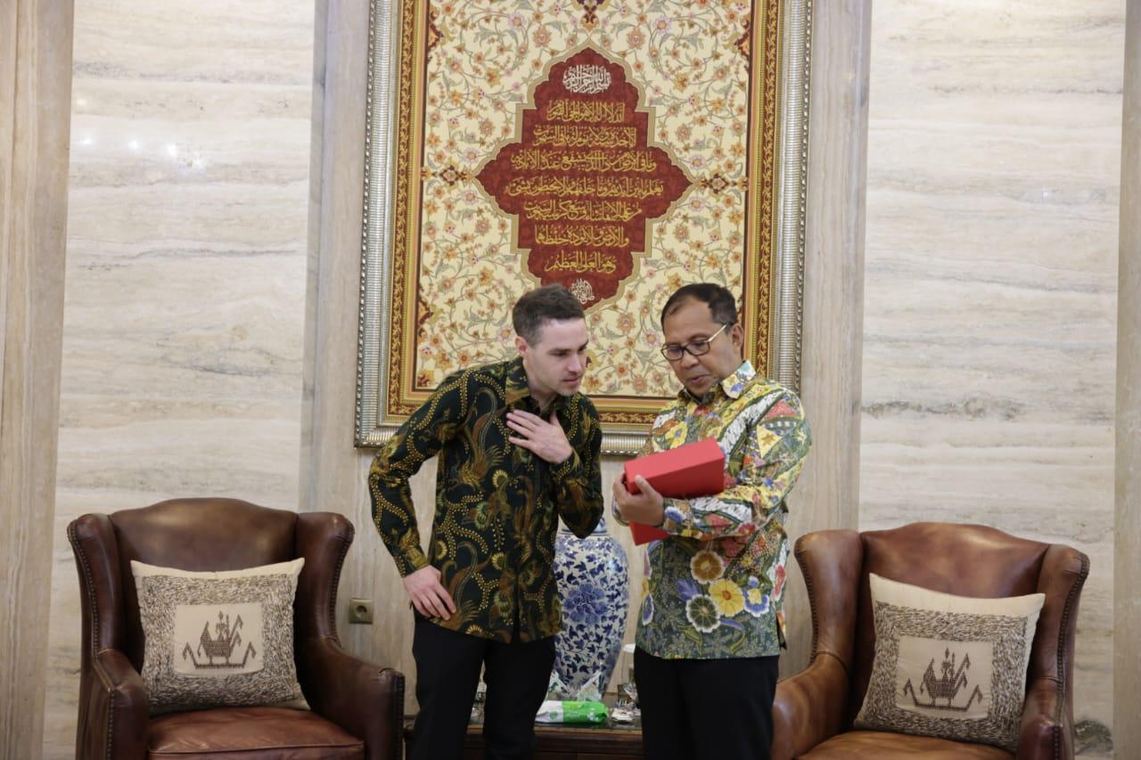 Bertemu Wali Kota Danny Pomanto, Pejabat Konsulat AS Kagumi Lorong Wisata, War Room, dan Sejarah Makassar – MakassarKota