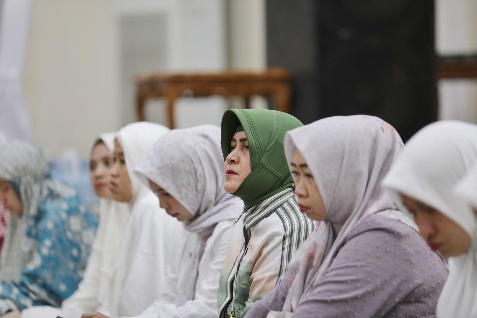 Malam Tahun Baru, Ketua TP PKK Makassar Zikir Bersama di Baruga Anging Mammiri – MakassarKota