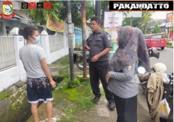 Aktif Pantau 153 Kelurahan Makassar, Anggota Pakandatto Tegur Warga Buang Sampah Tak sesuai Jadwal – MakassarKota