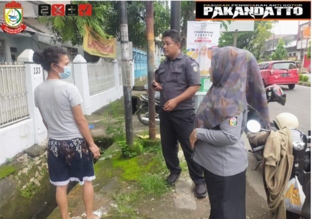 Aktif Pantau 153 Kelurahan Makassar, Anggota Pakandatto Tegur Warga Buang Sampah Tak sesuai Jadwal – MakassarKota
