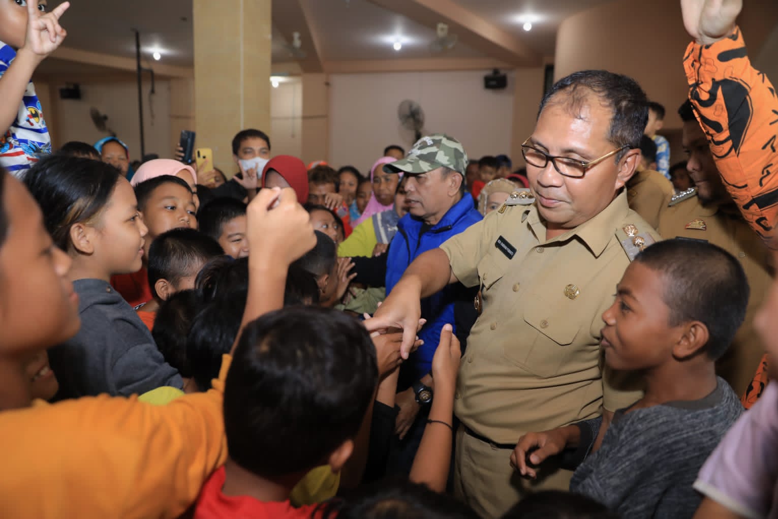 Bahagianya Pengungsi Al Abrar Alauddin Dikunjungi Danny Pomanto