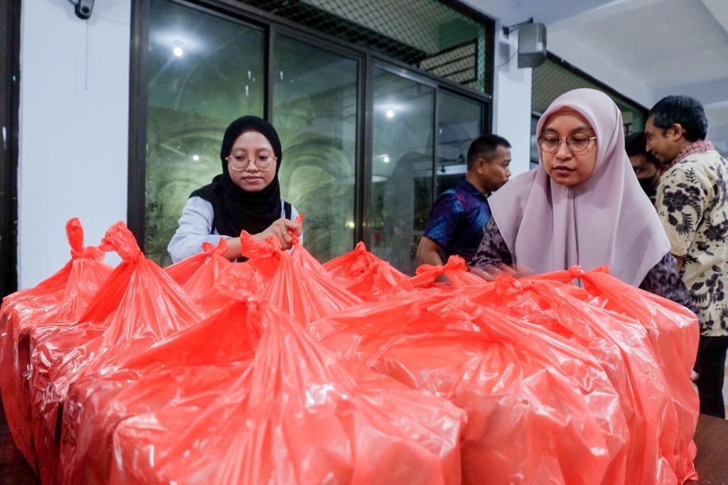 Diskominfo Makassar Salurkan 260 Paket Makanan untuk Pengungsi Banjir Tamalate