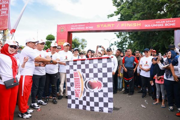 Lepas Jalan Santai IKA UNHAS Bone, Danny Pomanto Disambut Meriah Ratusan Peserta