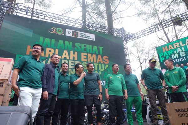 Pererat Persaudaraan, Danny Pomanto Jalan Sehat Bareng Sandiaga Uno