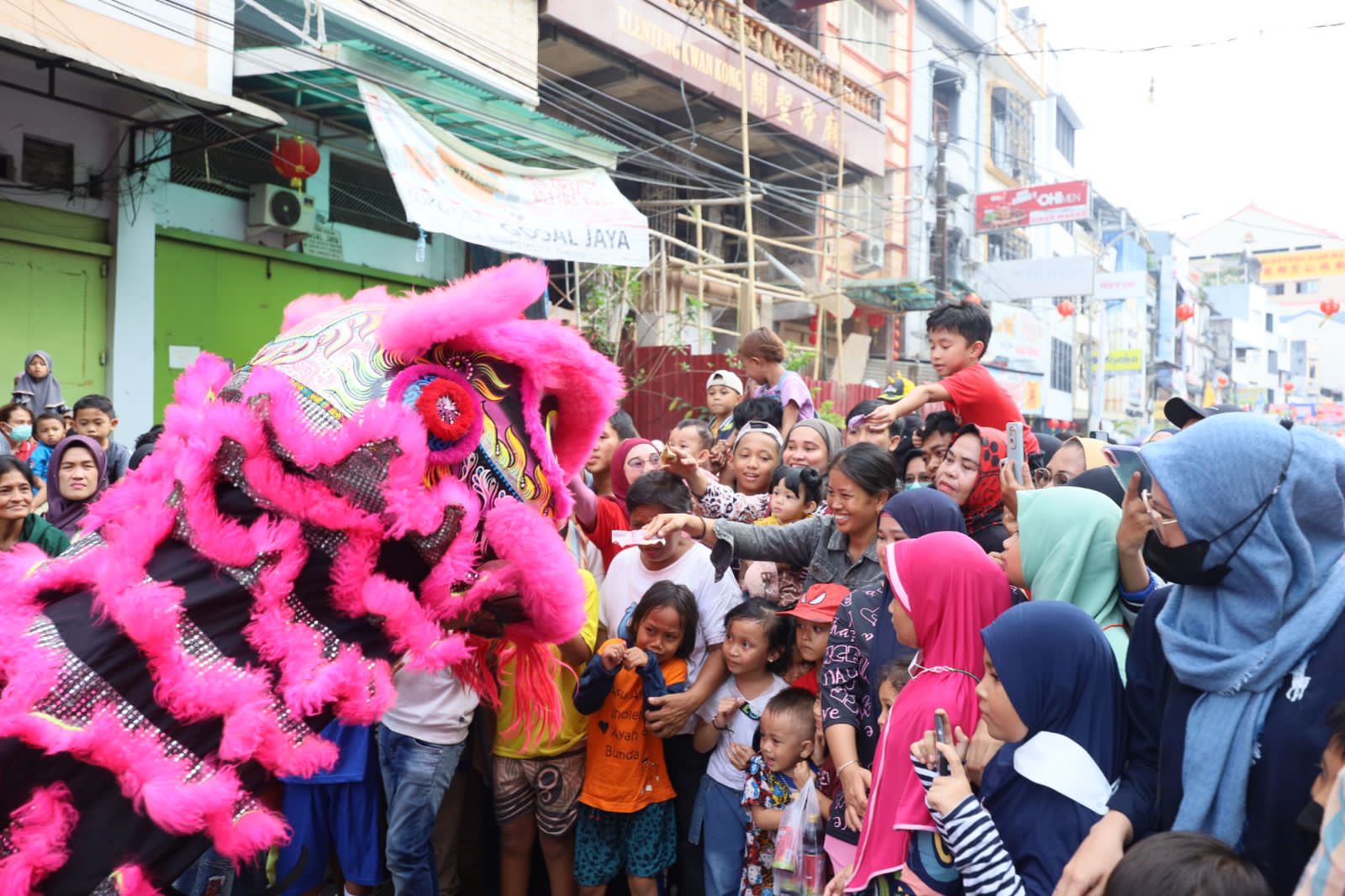 Ribuan Warga Padati Area Pegelaran Karnaval Budaya Jappa Jokka Cap Go Meh 2023