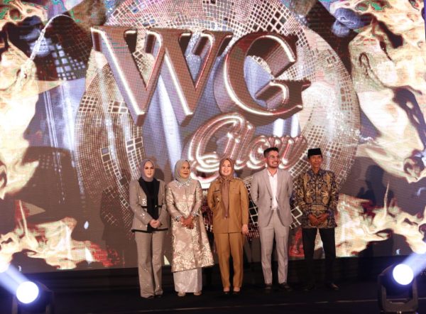 Fatmawati Rusdi Launching Produk Kecantikan Wawan Glow Cromosom