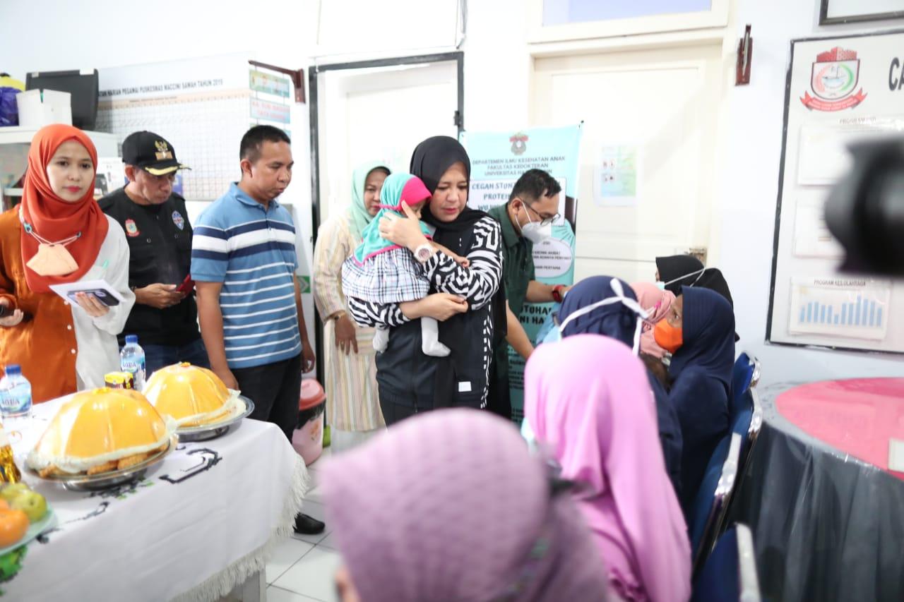 Grebek Stunting, Fatmawati Rusdi Kunjungi Dua Puskesmas