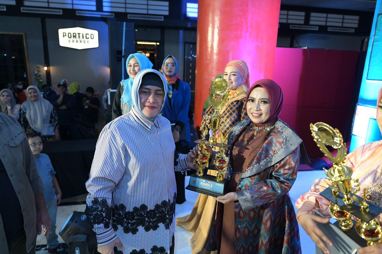 Ketua TP PKK Kota Makassar Serahkan Penghargaan Pemenang Fashion Show Festival UMKM Lorong Wisata