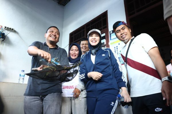 Panen Lobster Air Tawar di Lorong Wisata, Fatmawati Apresiasi Kemajuan UMKM Lorong