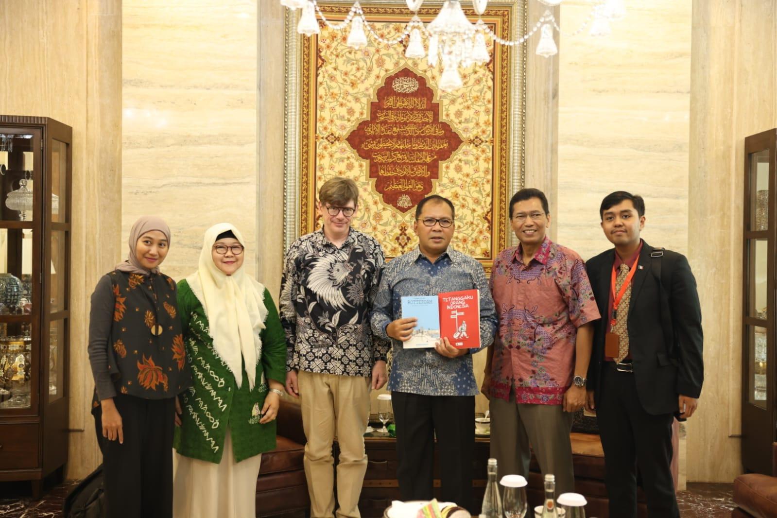 Terima Buku Emmannuel Lemaire, Danny Pomanto: Sejarah Makassar-Perancis Sangat Dekat