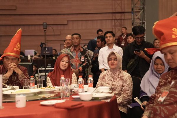 Puncak Peringatan Otda ke 27, Ketua TP PKK Kota Makassar Hadiri Malam Apresiasi Kinerja Pemda