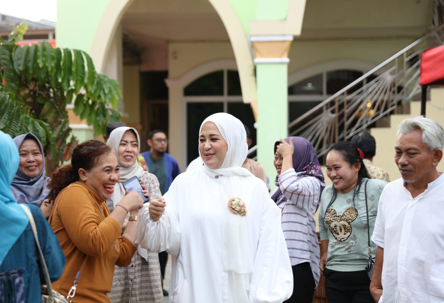 Safari Ramadan, Fatmawati Rusdi Bagikan Sembako Warga Longwis Perpignan Katimbang