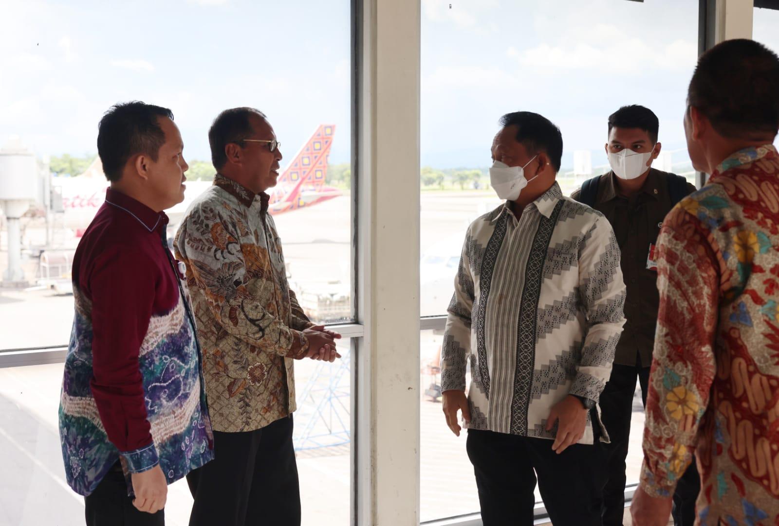 Wali Kota Danny Pomanto Ajak Mendagri Tito Nikmati Kuliner Makassar Kota Makan Enak