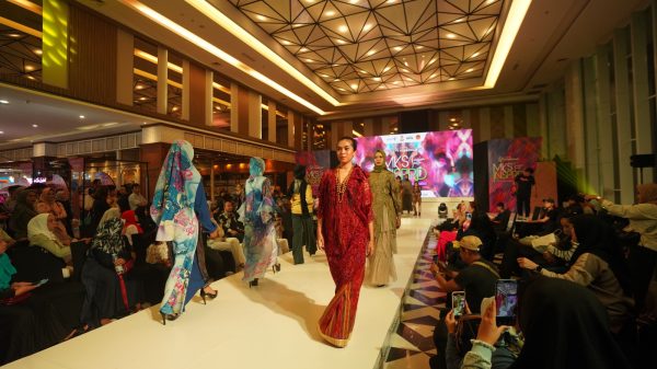 Disparekraf Kota Makassar Dorong Pelaku Usaha Sub Sektor Fashion Makassar melalui Fashion Fiesta 2023