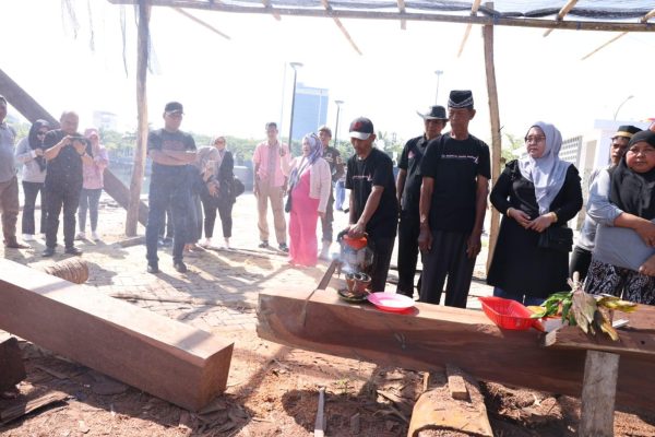 Danny Pomanto Pantau Progres Pembuatan Pinisi di CPI, Saksikan Prosesi Pemotongan Lunas Kapal