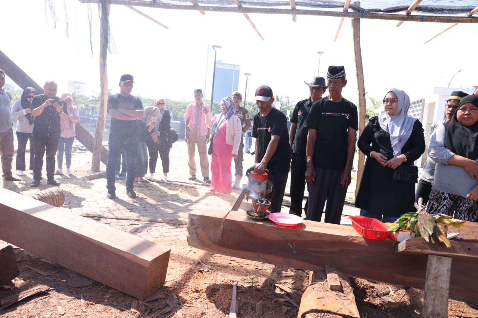 Danny Pomanto Pantau Progres Pembuatan Pinisi di CPI, Saksikan Prosesi Pemotongan Lunas Kapal