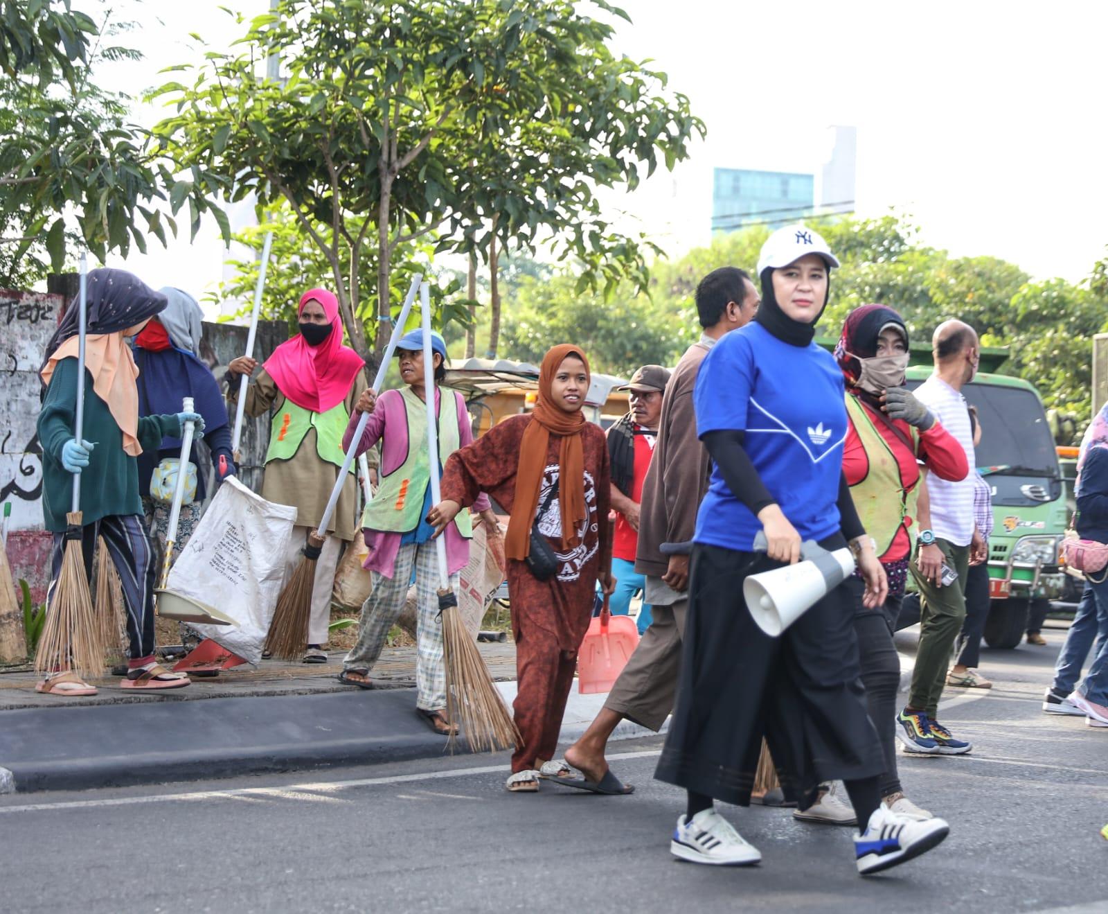 Berjalan Kaki Sepanjang 3 Km, Wakil Wali Kota Makassar Tanam Pohon dan Pantau Aksi Jumat Bersih