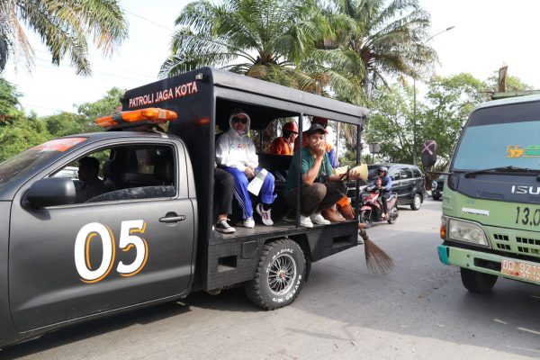 Gunakan Mobil Patroli, Fatmawati Rusdi Pantau Gerakan Bersih Taman Kota