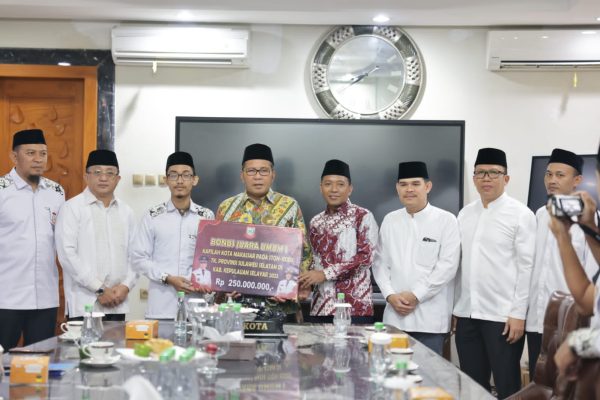 Danny Pomanto Serahkan Bonus Rp145 Juta Kepada Kafilah Makassar Pemenang Kompetisi Tilawatil Qur'an dan Hadits