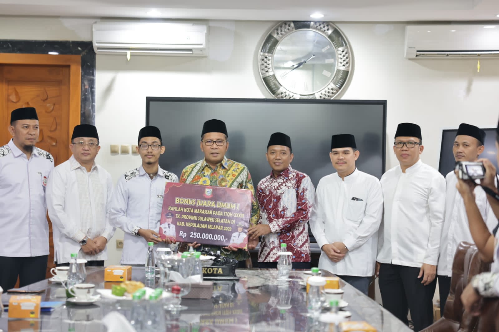 Danny Pomanto Serahkan Bonus Rp145 Juta Kepada Kafilah Makassar Pemenang Kompetisi Tilawatil Qur'an dan Hadits