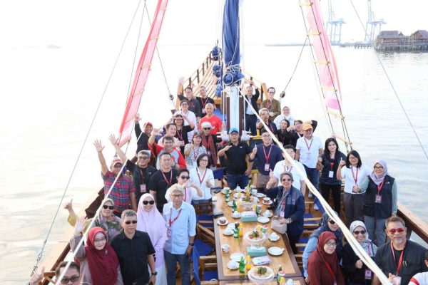 Danny Pomanto dan Arsitek se-ASEAN Nikmati Senja di Pantai Losari dari Kapal Pinisi