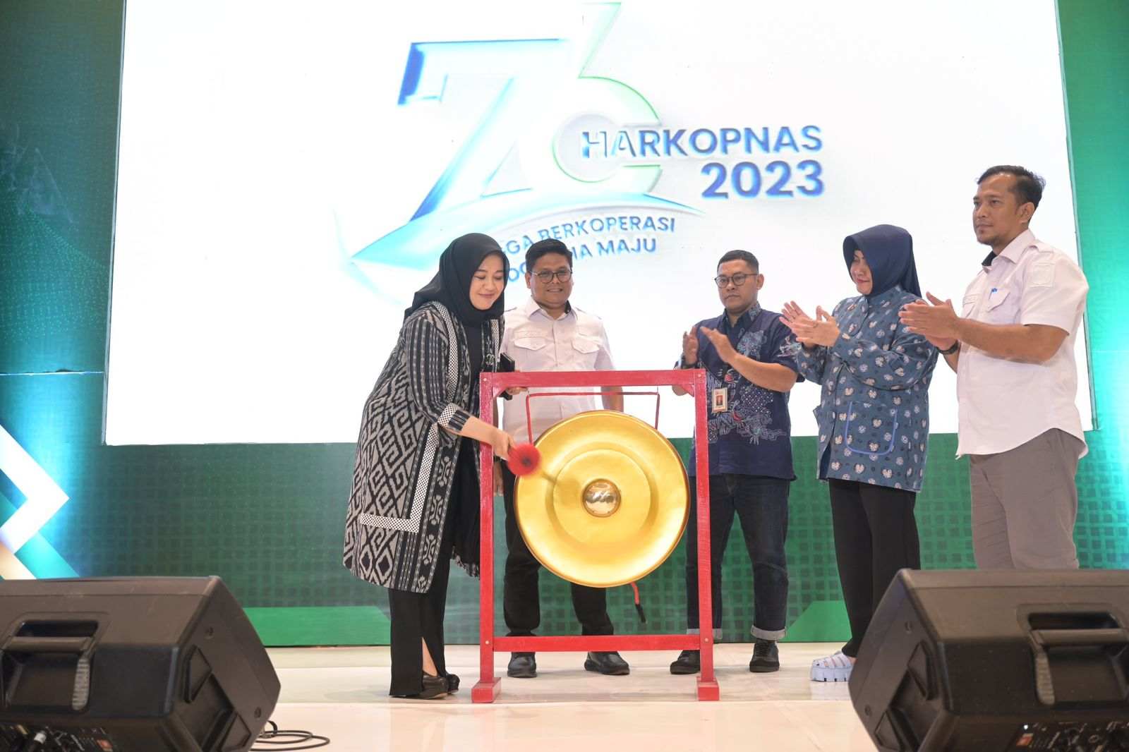 Hadiri Cooperative Expo 2023, Wawali-Ketua TP PKK Makassar Borong Produk UMKM