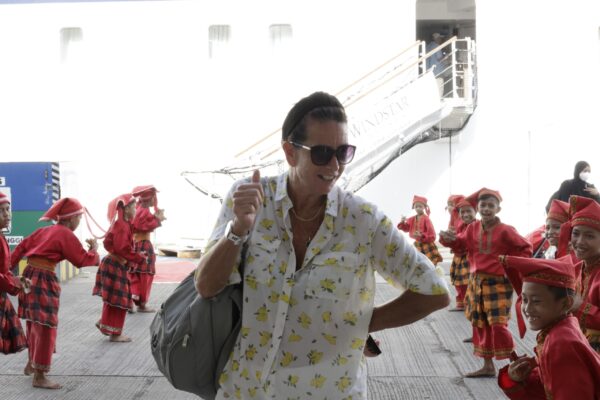 Kapal Pesiar Star Breeze Berlabuh di Kota Makassar