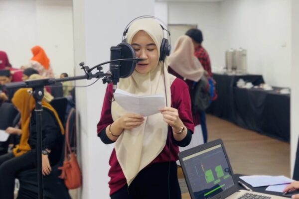 Pelatihan Dasar Voice Over Membuka Peluang Baru Bagi Pelaku Ekonomi Kreatif Di Kota Makassar